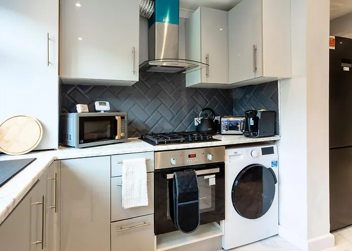 Amazing 3 Bedroom, 2 Bathroom, Ground Floor Flat With Garden, Near Train Station And Bus Stop