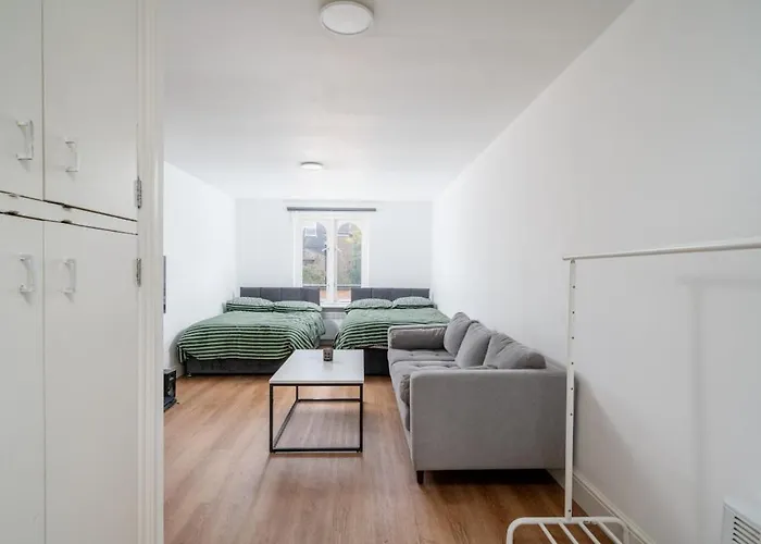 16 Guests, 4 Studios, Groups, Contractors, Stockwell Sw9